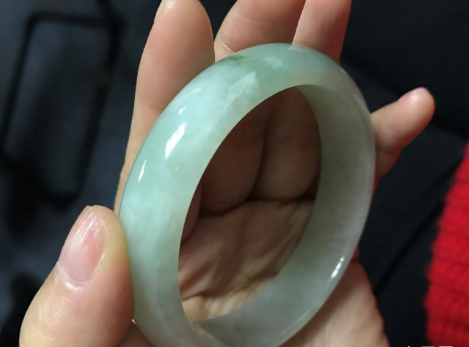 翡翠手镯1.png?x-oss-process=image/auto-orient,1/quality,q_90/watermark,image_dXBsb2Fkcy93YXRlcl9tYXJrL2ppdXl1LnBuZz94LW9zcy1wcm9jZXNzPWltYWdlL3Jlc2l6ZSxQXzM1L2JyaWdodCw4NA,x_12,y_18 翡翠手镯1.png?x-oss-process=image/auto-orient,1/quality,q_90/watermark,image_dXBsb2Fkcy93YXRlcl9tYXJrL2ppdXl1LnBuZz94LW9zcy1wcm9jZXNzPWltYWdlL3Jlc2l6ZSxQXzM1L2JyaWdodCw4NA,x_12,y_18