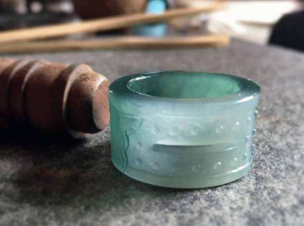 翡翠扳指寓意1.png?x-oss-process=image/auto-orient,1/quality,q_90/watermark,image_dXBsb2Fkcy93YXRlcl9tYXJrL2ppdXl1LnBuZz94LW9zcy1wcm9jZXNzPWltYWdlL3Jlc2l6ZSxQXzM1L2JyaWdodCw4NA,x_12,y_18 翡翠扳指寓意1.png?x-oss-process=image/auto-orient,1/quality,q_90/watermark,image_dXBsb2Fkcy93YXRlcl9tYXJrL2ppdXl1LnBuZz94LW9zcy1wcm9jZXNzPWltYWdlL3Jlc2l6ZSxQXzM1L2JyaWdodCw4NA,x_12,y_18