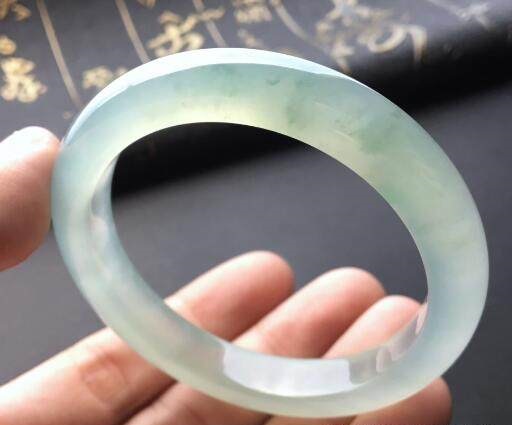 翡翠有哪些种水.jpg?x-oss-process=image/auto-orient,1/quality,q_90/watermark,image_dXBsb2Fkcy93YXRlcl9tYXJrL2ppdXl1LnBuZz94LW9zcy1wcm9jZXNzPWltYWdlL3Jlc2l6ZSxQXzM1L2JyaWdodCw4NA,x_12,y_18 翡翠有哪些种水.jpg?x-oss-process=image/auto-orient,1/quality,q_90/watermark,image_dXBsb2Fkcy93YXRlcl9tYXJrL2ppdXl1LnBuZz94LW9zcy1wcm9jZXNzPWltYWdlL3Jlc2l6ZSxQXzM1L2JyaWdodCw4NA,x_12,y_18