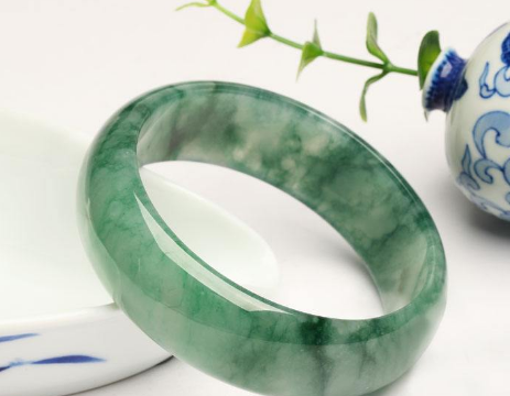 翡翠手镯.png?x-oss-process=image/auto-orient,1/quality,q_90/watermark,image_dXBsb2Fkcy93YXRlcl9tYXJrL2ppdXl1LnBuZz94LW9zcy1wcm9jZXNzPWltYWdlL3Jlc2l6ZSxQXzM1L2JyaWdodCw4NA,x_12,y_18 翡翠手镯.png?x-oss-process=image/auto-orient,1/quality,q_90/watermark,image_dXBsb2Fkcy93YXRlcl9tYXJrL2ppdXl1LnBuZz94LW9zcy1wcm9jZXNzPWltYWdlL3Jlc2l6ZSxQXzM1L2JyaWdodCw4NA,x_12,y_18