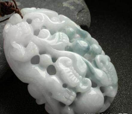 翡翠手把件.jpg?x-oss-process=image/auto-orient,1/quality,q_90/watermark,image_dXBsb2Fkcy93YXRlcl9tYXJrL2ppdXl1LnBuZz94LW9zcy1wcm9jZXNzPWltYWdlL3Jlc2l6ZSxQXzM1L2JyaWdodCw4NA,x_12,y_18