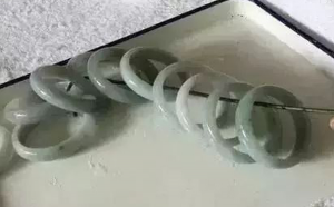 翡翠上蜡不等于浸蜡！假货浸蜡翡翠要怎样辨别？