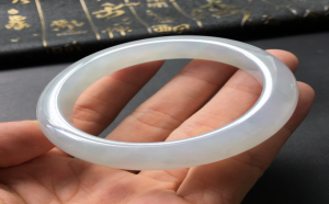 商场卖的几百元翡翠手镯是真的吗？还真不一定