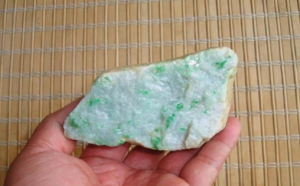常冒充翡翠的水沫玉和翡翠有什么区别？