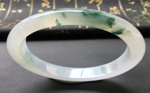 翡翠飘花和纯色哪个贵？喜欢飘花的人更多