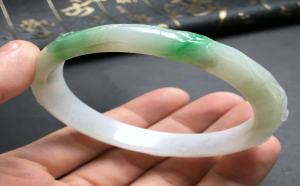 雕花翡翠手镯好不好？价值高吗？