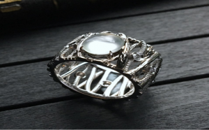 翡翠戒指和钻石戒指哪个更有收藏价值？