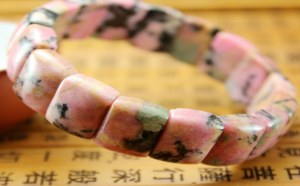 玫瑰石的灵性文化是什么？如何鉴定玫瑰石？