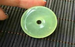 蛇纹石玉戴久了会变色吗？是什么原因导致变色？