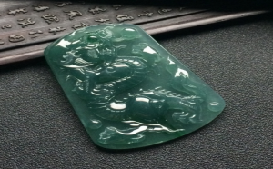 蓝水翡翠中“蓝”的程度，影响翡翠的品相吗？