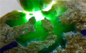 翡翠原石赌石有哪几种玩法？哪种翡翠赌石的风险最低？