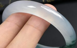 a货翡翠玉镯多少钱？为何有的手镯只需500元？