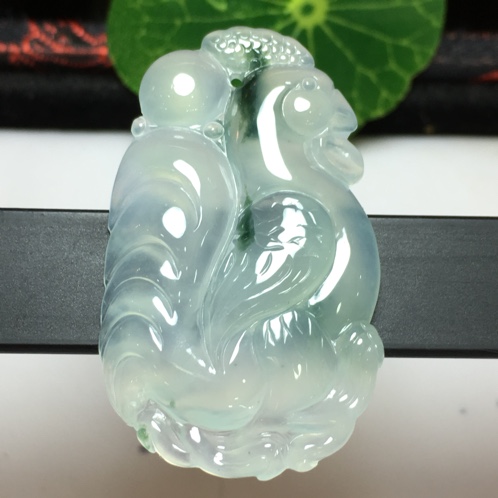 翡翠a货冰种生肖吊坠