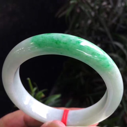 云南翡翠正圈白底飘辣绿手镯