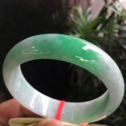 天然翡翠白底飘辣绿正圈手镯