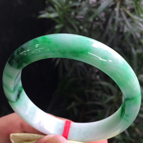天然翡翠正圈白底飘辣绿手镯