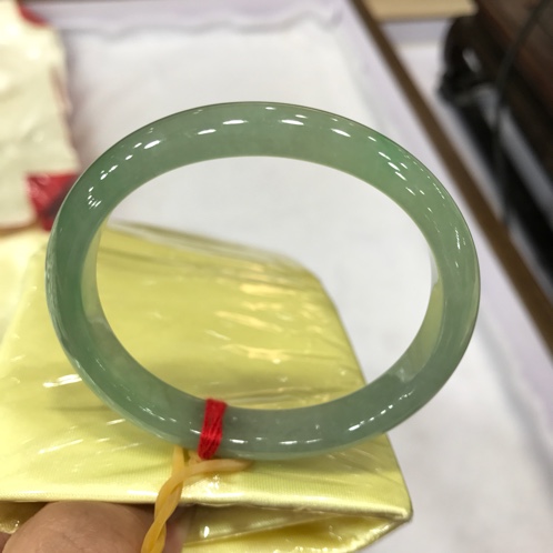 云南翡翠冰种油青贵妃手镯