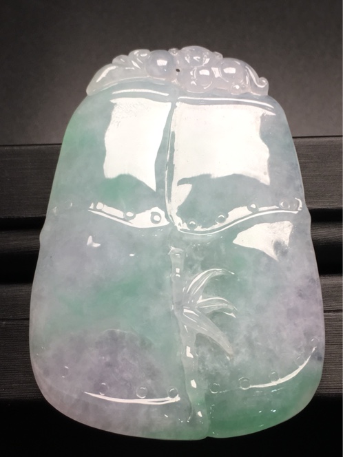 云南翡翠白底绿吊坠
