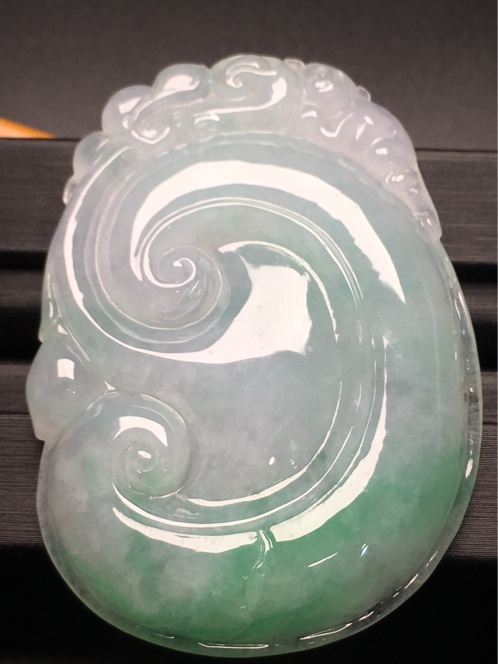 云南a货翡翠白底绿如意吊坠