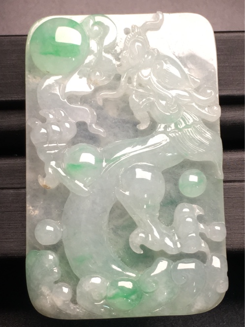 天然翡翠白底绿龙牌吊坠