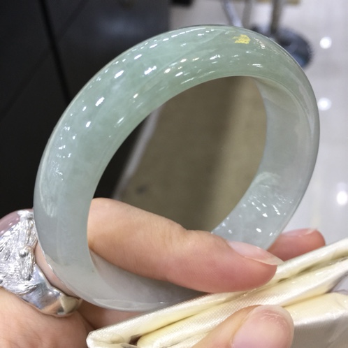 云南a货翡翠冰种油青手镯