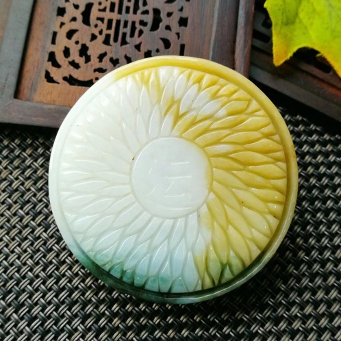 缅甸翡翠黄加绿摆件