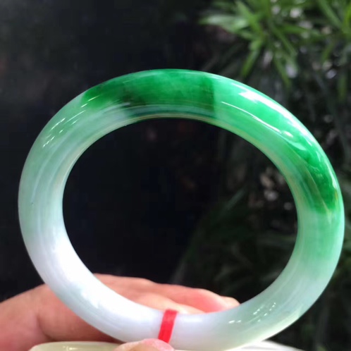 圆条白底飘辣绿翡翠手镯