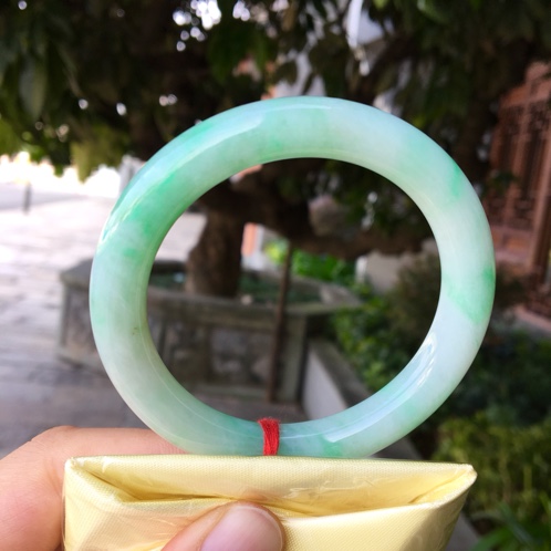 天然翡翠飘绿元条手镯