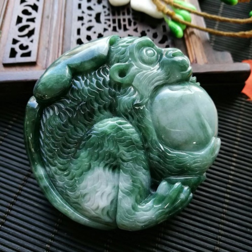天然a货翡翠生肖吊坠