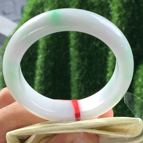 缅甸翡翠白底阳绿正圈手镯