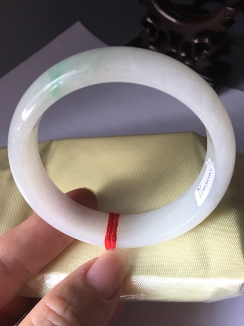 翡翠a货白底青手镯