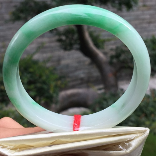 天然翡翠白底阳绿正圈手镯