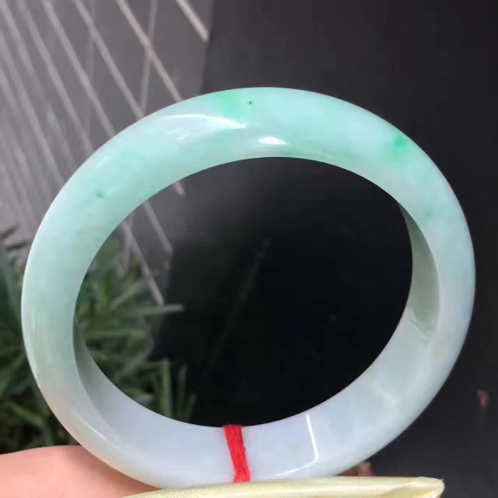 糯种白底飘绿翡翠手镯