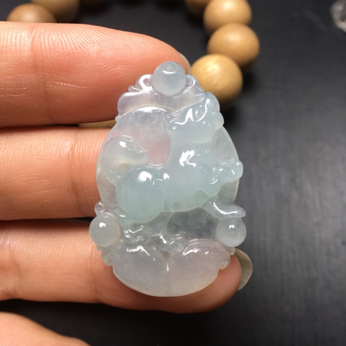 翡翠a货冰种生肖吊坠