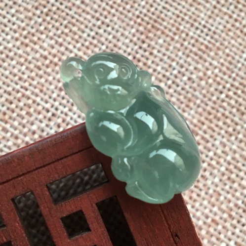 冰种底色翡翠生肖猴耳坠