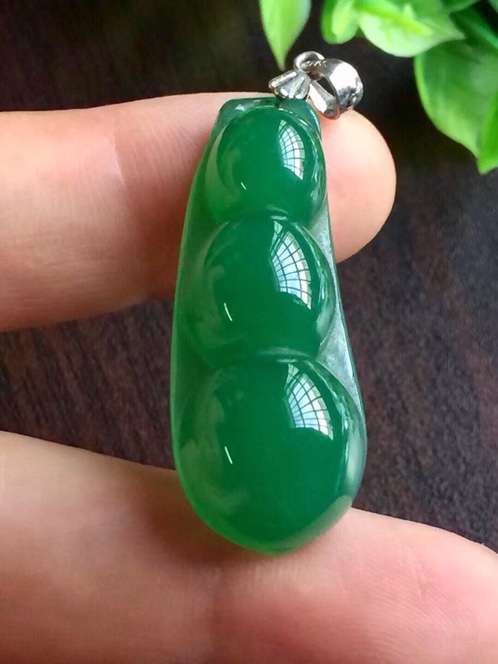 天然翡翠四季豆吊坠