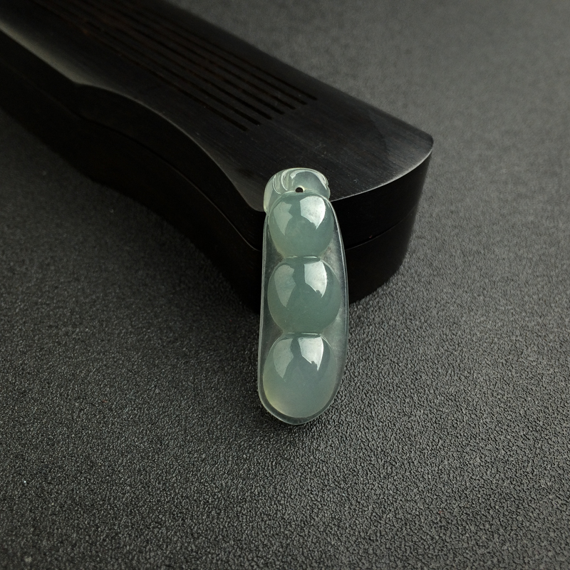冰种油青翡翠福豆吊坠