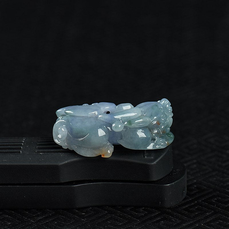 糯种春带彩翡翠貔貅吊坠