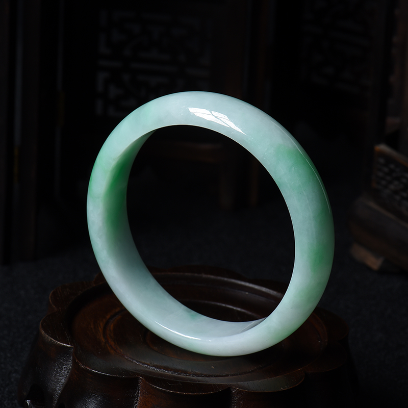 57#糯种白底带绿翡翠手镯