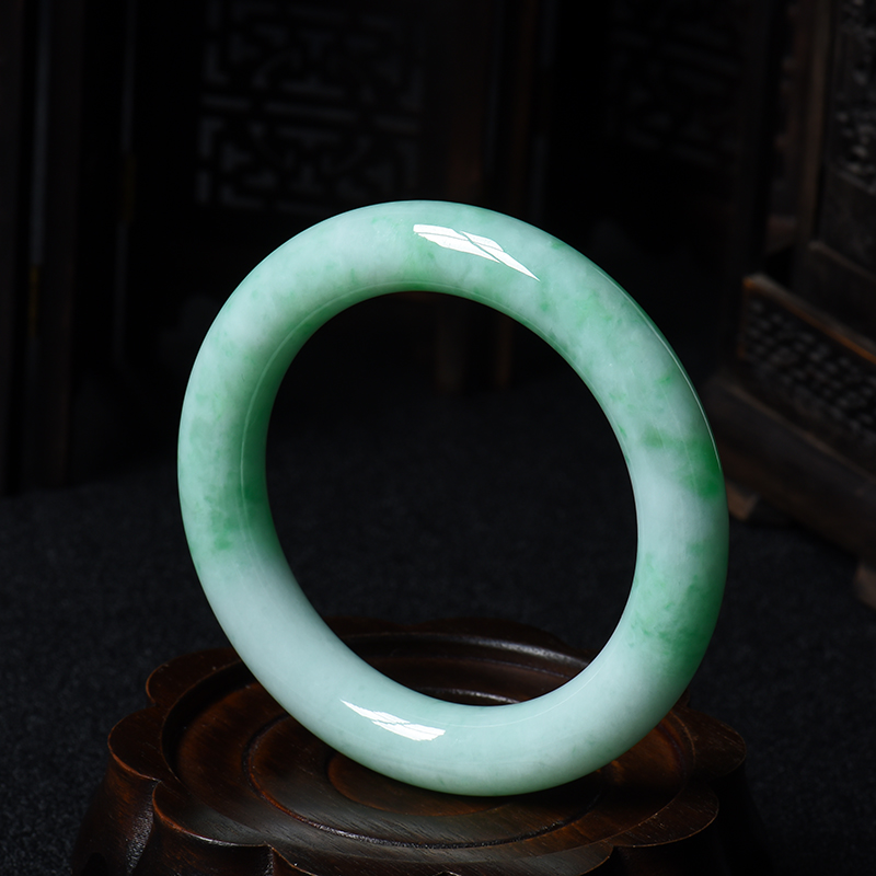 56.5糯种白底带绿翡翠圆镯