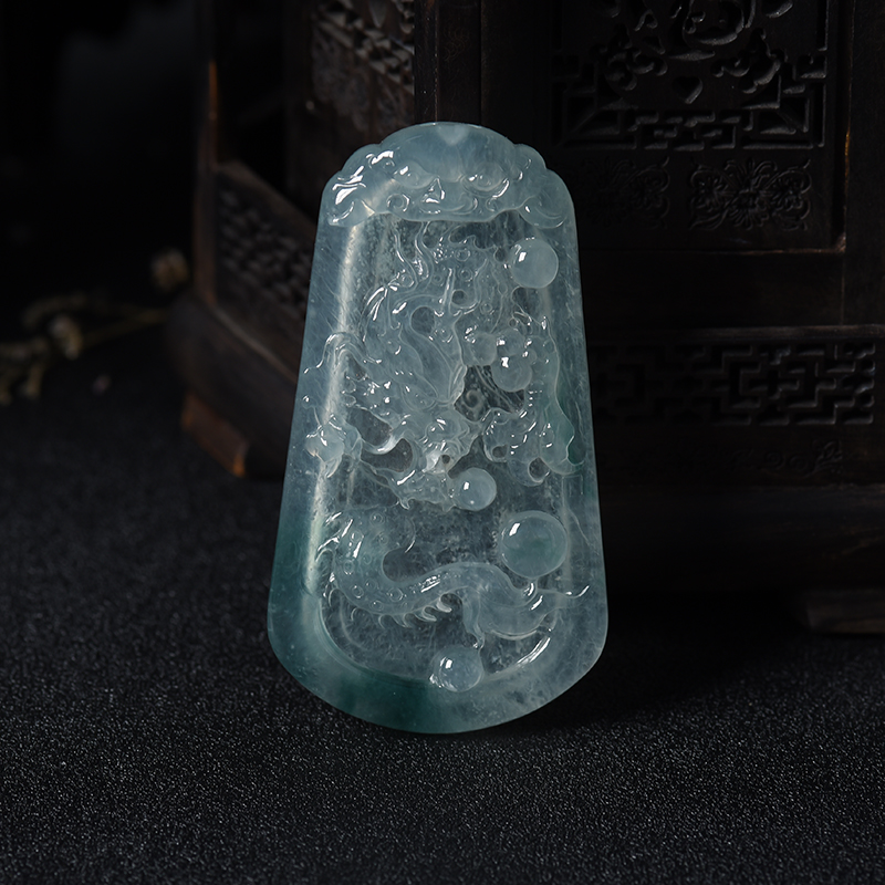 冰种飘花翡翠龙牌挂件