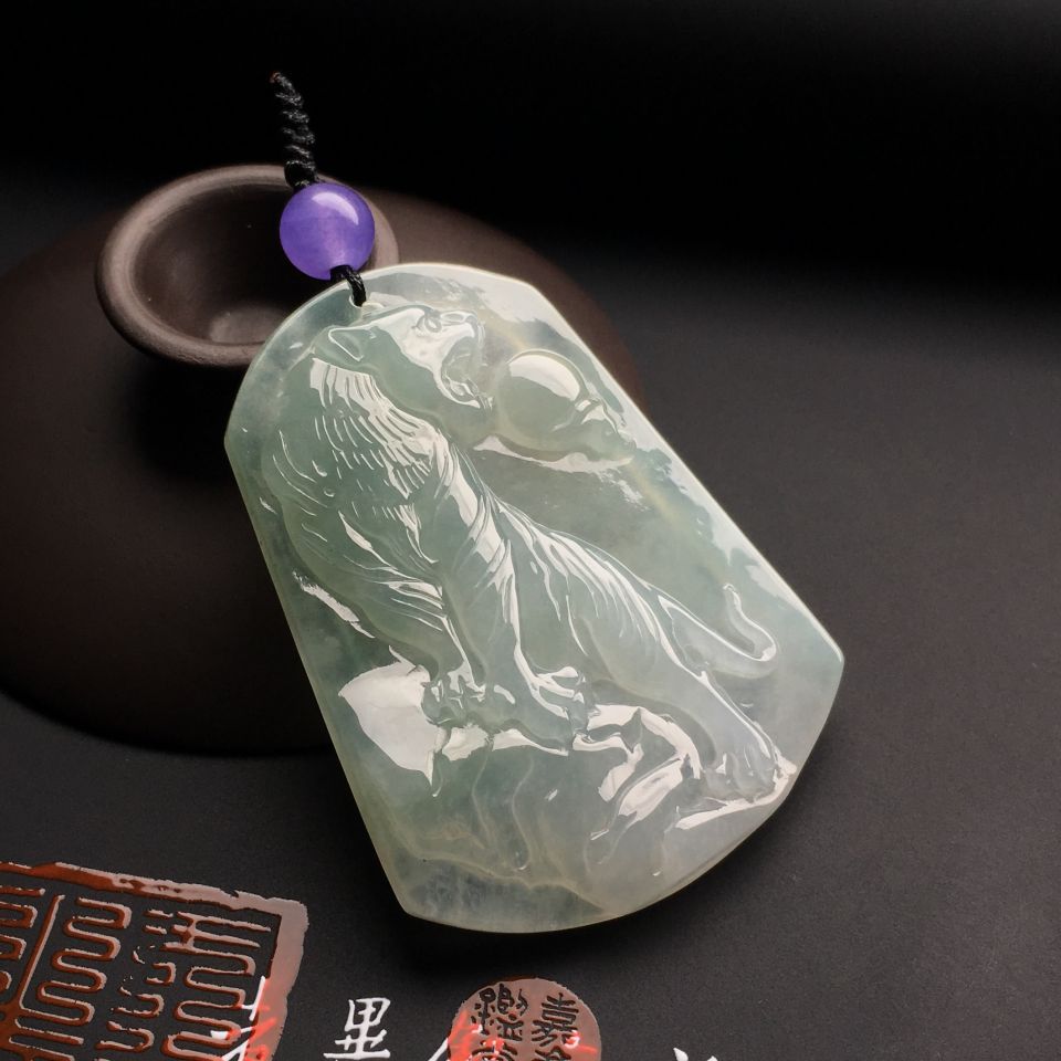 冰种淡晴水虎虎生威挂件