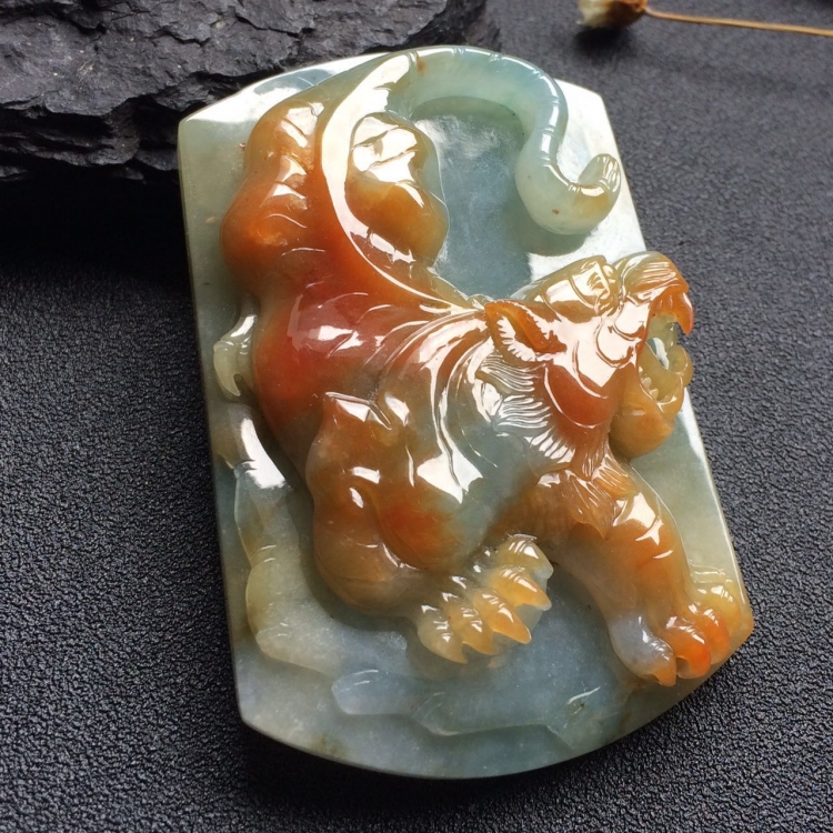 糯冰种晴水褐黄翡虎虎生威挂件