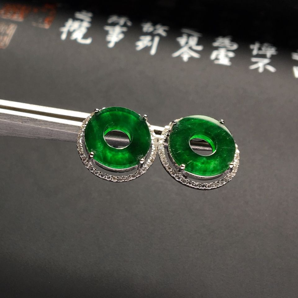 镶白金钻石冰种浓绿耳钉