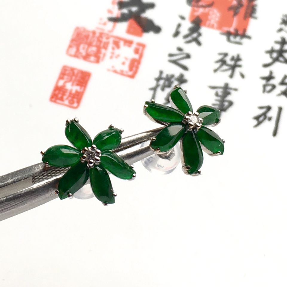 镶白金钻石冰种浓绿花型耳钉