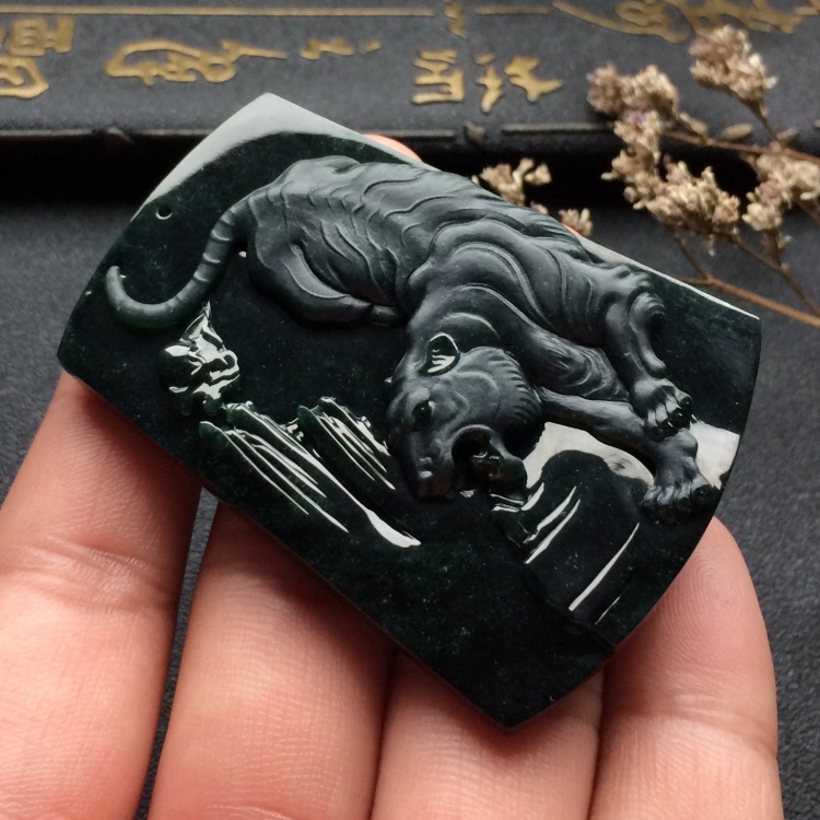 冰种墨翠虎虎生威挂件