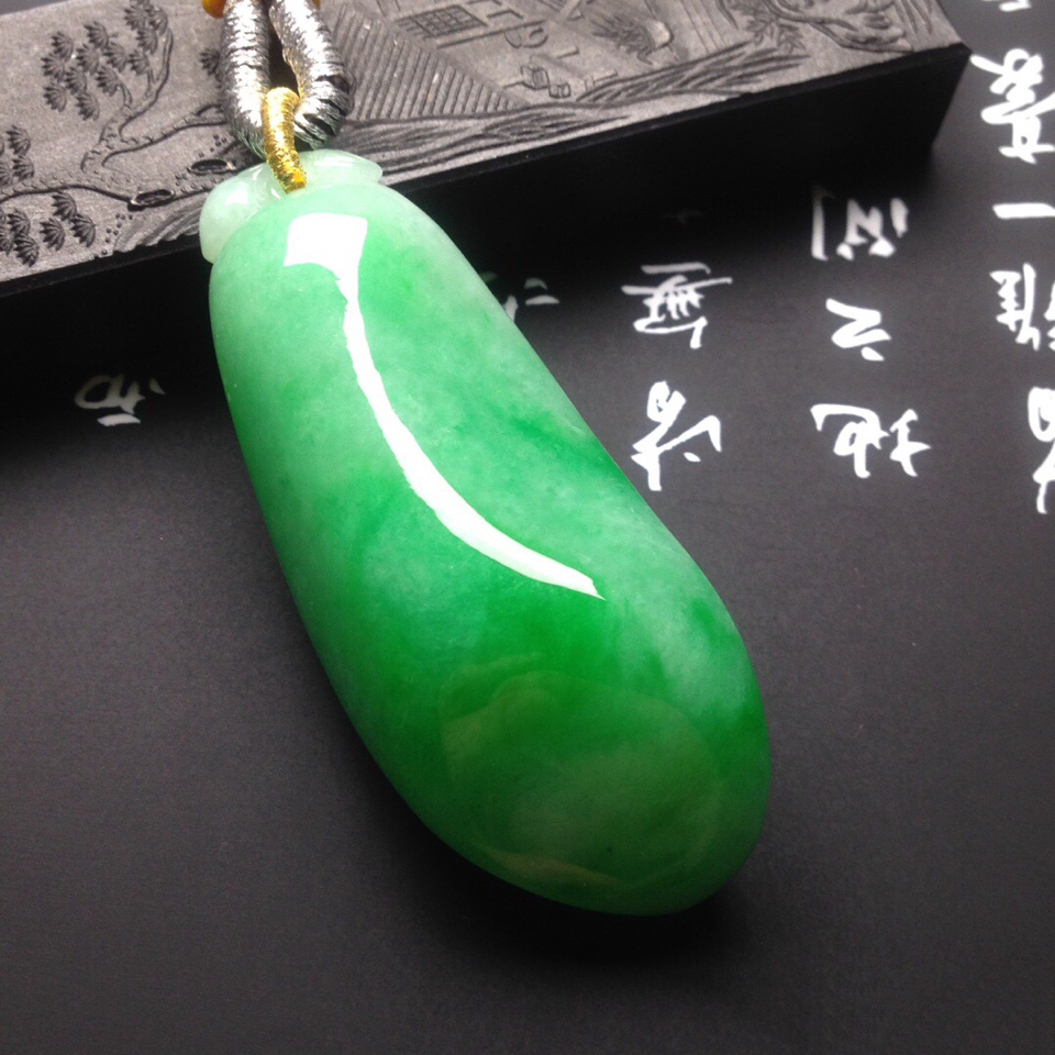 糯冰种翠色福瓜翡翠