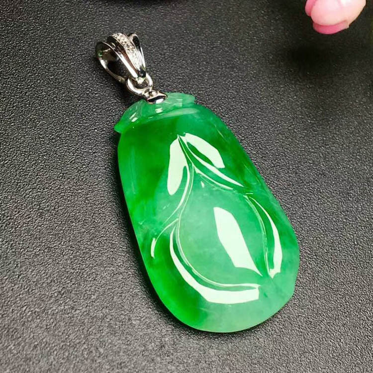 飘绿糯冰种兰花翡翠吊坠