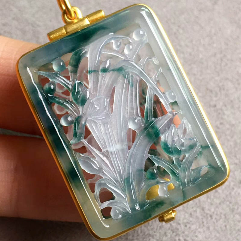 高冰种飘花兰花翡翠挂件（镶金盒子）
