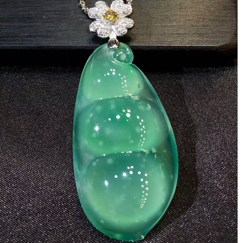 蓝水冰种四季豆翡翠挂件（木那料）